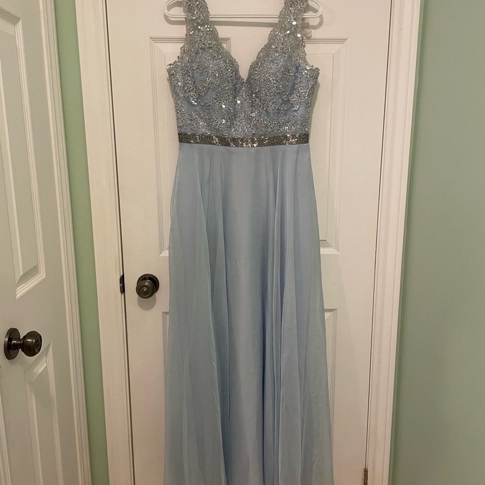 Gown - Picture 3 of 7